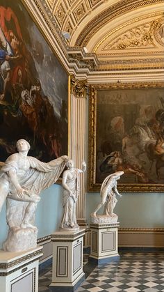 Gallerie degli Uffizi con quadri e statue Florence Italy Aesthetic Art, Florence Statues, Hero Pic, Italian Statues, Gallery Aesthetic, Florence Art, Italy Florence, Travel Journal Scrapbook