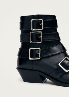 Botines de cuero negro adornados con hebillas
¿No estás segura si te sientes más como una Cowgirl o una Amazona? Aquí tienes el compromiso perfecto. Confeccionados en cuero negro, los botines Eras son la versión corta de los Ryder, en punta, con tacón estilo cowboy y hebillas plateadas típicas de una bota de montar. Cowboy Heels, Happy Clothes, Black Leather Ankle Boots, نظارات شمسية, Dresses By Length, Sierra Leone, Fine Jewellery Earrings, Seychelles, Cowgirl Boots