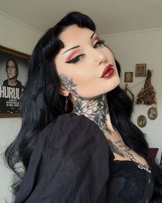 Gothic Eyeliner, Maquillage Pin Up, Goth Eyeliner, Maquillage Goth, Eyeliner Ideas, Goth Hair, Alternative Makeup