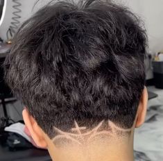 Un taper fade + Diseño con Crusz Taper Designs For Men, Taper Designs Hair, Free Style Design Haircut, Blowout Taper Men Design, Taper Designs Haircuts, Back Haircut Designs, Design On Hair For Men, Mid Taper Fade Haircut Designs, Haircut Back Design