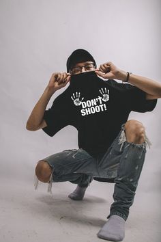 Show your Solidarity and make your voice heard with this SOLIDARI-Tee 100% cotton DON'T SHOOT T-Shirt. T Shirt Message, Hip Hop Sweatpants, Japanese Pants, Rave Y2k, Black Tees, Girl Eyes, Baggy Cargo Pants