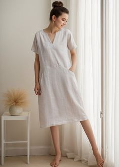 Wearing this simple shift dress let you move freely, keep fresh in hot weather, both suit home or going out. ★★FEATURES 100% Linen Two side pockets V neck dress Short sleeve Shift dress Casual dress Mama dress Simple dress Perfect for Summer, Spring ★★More color from the fabric swatch #1 (100%Linen) https://www.etsy.com/listing/1004941026 ★★ The model's height approx 170 cm (5′ 7″) with the 84 cm (33") bust, 66 cm (26") waist. She is wearing in size XS (US2) ★★ Please select custom order according to the follow situation Can't find your size Your height is over 175cm Your weight is over 75kg Request Length custom Request sleeve length ★★ Get your size in Size Chart with your body measurement https://www.etsy.com/listing/794055682 ★★ Warmly Note: 1 ) : Please confirm your shipping address! White Linen V-neck Casual Dress, White Casual Linen V-neck Dress, Casual White Linen V-neck Dress, Casual White V-neck Linen Dress, Casual Linen V-neck Shift Dress, Casual V-neck Shift Linen Dress, Casual Shift Midi Dress With Split Neck, Casual Beige Shift Dress, White Split Neck Casual Dress