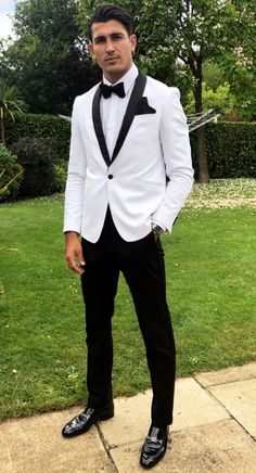 Black And White Suits For Men, Black And White Mens Suits Wedding, Men Suits Black And White, Black And White Tuxedo Men, White Suit Black Pants Men Wedding, Black And White Mens Wedding Attire, Groom With White Jacket, Groomsmen White Tuxedo, White Groomsmen Suits