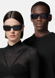 These rectangular elongated sunglasses feature an acetate frame and a Medusa Biggie engraving at the temples. Round Sunglasses Men, Versace Glasses, Vintage Versace, Versace Collection, Versace Accessories, Black Aviators, Pilot Sunglasses, Versace Sunglasses, Shield Sunglasses