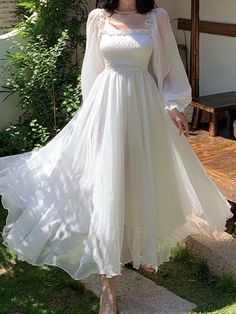 Model Show Long Sleeve White Dress Winter, Fancy White Dresses, Vestidos Blancos Aesthetic, Flowy Princess Dress, Ethereal White Dress, Flowy Dress Aesthetic, Cute Dresses Long, Flowy Sleeve Dress, White Dress Aesthetic