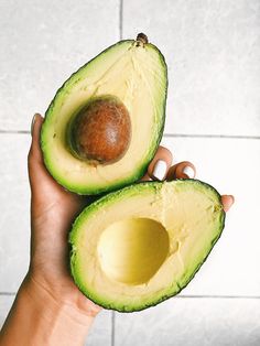 Healthy Food Photography, Fruit Juice Recipes, Avocado Dessert, Salsa Guacamole, Avocado Hummus, Caprese Chicken, Cute Avocado, Healthy Juice Recipes, Food Photography Inspiration