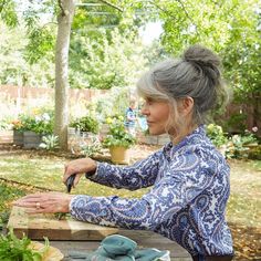 Jane Fonda 2017 Our Souls at Night Hairstyle Gray Hairstyles, Night Movie, Grey White Hair, Night Hairstyles, Beautiful Haircuts, Long Gray Hair, Old Dresses, Grey Hair Color, Ageless Beauty