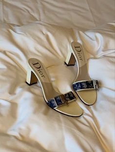 Vintage Chanel Shoes, Aesthetic Pictures Shoes, Designer Shoes Aesthetic, Designer Heels Aesthetic, Casual Heels Outfit, Sjp Shoes, Vintage High Heels, Hak Tinggi