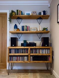 there is a book shelf with many books on it