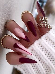 long stiletto burgundy nails with gold accent Maroon Nail Designs, Burgundy Acrylic Nails, Maroon Nails, Gold Nail Designs, Matte Nails Design, Stiletto Nails Designs, Rose Gold Nails, Burgundy Nails, Fancy Nails