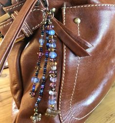 Purse Bead Charm, Handbag Charms Diy, Brown Bag Decorating Ideas, Bag Chain Accessories, Bag Charms Ideas, Diy Bag Charm Ideas, Beaded Bag Charm, Bag Charms Diy