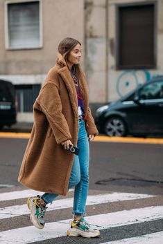 Basicyo Crossing The Street, Fall Fashion Coats, Milan Fashion Week Street Style, Street Style Fall Outfits, Moda Jeans, Teenage Fashion, Fashion Blogger Style, Milan Fashion Weeks