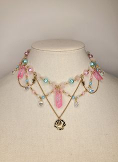 Le collier Mermaid Dream est composé de perles bleues, roses et blanches et de quelques cristaux de quartz blancs et roses 🌊🐚 Inspiré des sirènes et de l'océan 💞  C'est une pièce unique ! 🫶🏻 Merci pour le soutien🥰 Pastel, Pink Mermaid Outfit, Mermaid Core Accessories, Chrysalis Aesthetic, Mermaid Necklace Diy, Frog Queen, Little Mermaid Necklace, Mermaidcore Aesthetic, Mermaid Jewellery