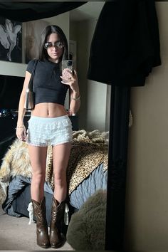 Shorts Summer Outfit, Insta Aesthetic, Model Accessories, Shorts Outfit, Shorts Summer, Outfit Style, Clean Girl