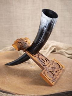 Handgearbeiteter hölzerner Trinkhornständer in Thorshammer-Form. Gefertigt aus Soar-Holz, verziert mit detailgetreu gearbeiteten Wikingerknoten. Norse Bedroom, Viking Woodworking, Viking Diy, Viking Wood Carving, Drinking Horn Holder, Ale Horn, Viking Knotwork, Viking Horn, Wood Jewelry Display