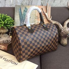 Description L.V Speedy 30 Bag Damier Ebene Canvas For Women 11.8in/30cm Brown LV N41364 Rep 1:1 Size: 30 x 21 x 17 cm / 11.8 x 8.2 x 6.6 inches Launched in 1930 as the “Express” and inspired by that era’s travel revolution, the Speedy is the ultimate L.V icon. The original and complete city bag, it is the stylish companion of the girl about town. In Monogram canvas, the Speedy 30 is elegant, pratical and hard-wearing. Damier Brown Handle: Double Include dust bag. This product is of the best qual Lv Speedy 25, Lv Speedy, Louis Vuitton Shirt, Louis Vuitton Speedy 30, Speedy 30, City Bag, Damier Ebene, Evening Clutch Bag, Louis Vuitton Speedy