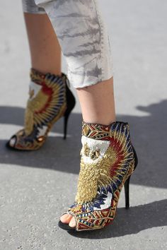 Balmain Suede Bootie with Eagle Embroidery Olivia Palermo, Mode Tips, High Heels Boots, Embroidered Shoes, Boots And Sneakers, Ethnic Style, Trend Fashion