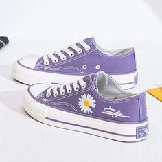 Olivia Mark - Daisy Low-Top Canvas Retro Sneakers Board Shoes Flower Signature, Estilo Vans, Daisy Canvas, Sneakers Purple, Embroidered Converse, Jelly Purse, Low Top Converse, Women Skates, Style Converse