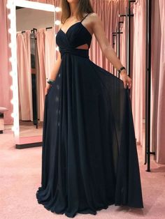 Black Banquet Dresses, Graduation Dress Long, Simple Black Prom Dress, Fanfic Outfits, Simple Evening Dress, Winter Dance, Formal Bridesmaids Dresses, Prom Inspo, Dark Wedding