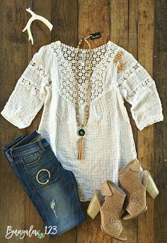 Love the top, necklace and boots Mode Casual, Outfit Trends, Fashion Board, Fashion Mode, White Blouse, Fall Winter Outfits, Outfits Casuales, Look Fashion