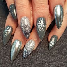 Christmas Nails Ideas, Holiday Nails Winter, French Pedicure, Gel Pedicure, Snowflake Nail Art, Chrome Nails Designs, Nail Design Inspiration, Snowflake Nails, Holiday Nail Art