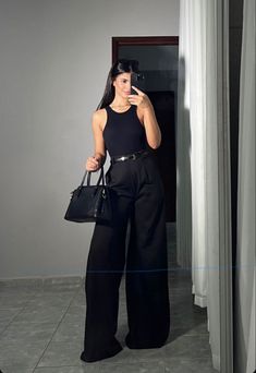 Calça de alfaiataria preta/ body preto/ all black/ óculos/ estilo clássico elegante Look Working Girl, Foto Poses, Looks Black