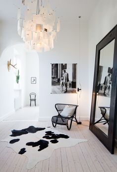 a white room with black and white decor