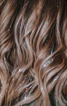 Gorgeous glitter hairstyle ideas | Hairstyle tutorial ideas | Easy hairstyle ideas Hair Glam, Taylor Swift Outfits, Mermaid Hair, Natural Lips, Hair Dos, Prom Hair