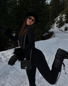 Mountain Photoshoot Winter, Aspen Dinner Outfit, Courchevel Outfit, Ski Women Outfits, Outfit Neve, Outfit Montagna, Black Outfits Ideas, Milena Karl