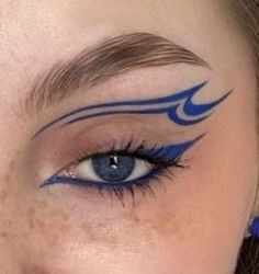 Rave Eyeliner, Crazy Eyeliner Looks, Shark Makeup, Eyeliner Graphic, Hippie Makeup, Vampire Bride, Face Art Makeup