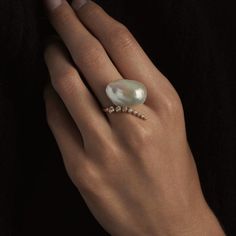 Description Mizuki's beautiful ring combining movement, diamonds and the luster of a white baroque pearl.Its striking and a conversation piece. 0.23CT Diamonds 14-karat Solid Yellow Gold Baroque Pearl Ring size 7 (other sizes need to pre-ordered) Please allow extra 7-10 days if ring resizing is needed Tahiti, White Pearl Ring, Classy Jewelry, Jewelry Lookbook, 가을 패션, Beautiful Ring, Jewelry Inspo, Dream Jewelry, Schmuck Design