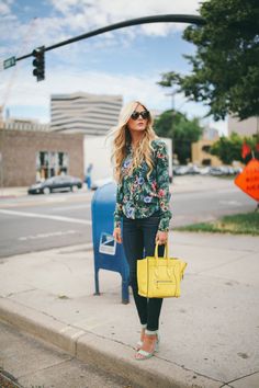 Fashion Shoot with Amber Fillerup Clark from the BarefootBlonde Blog! Mint Heels, Mint Shoes, Tropical Top, Yellow Purses, Heart Fashion, Backless Wedding Dress