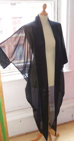 Baylis & Knight Black Chiffon LONG Maxi KIMONO Jacket Oversize Abaya Mode, Moda Kimono, Retro Festival, Mode Kimono, Maxi Kimono, Iranian Women Fashion, Mode Abaya, Boho Retro, Beautiful Kimonos