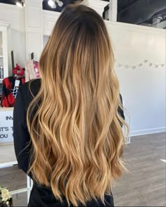 Dark To Honey Blonde Hair, Caramel Blonde Dark Roots, Brown To Golden Blonde Ombre, Honey Hair With Dark Roots, Blonde Balayage Golden Honey, Golden Hair With Dark Roots, Dark Brown To Honey Blonde Balayage, Caramel Blonde With Dark Roots, Golden Hair Dark Roots