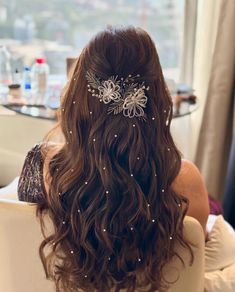 half up half down wedding hair brunette Sangeet Look Hairstyle, Haldi Hairstyles For Bride On Saree, Engegment Hairstyle Look, Roka Hairstyle For Bride, Haïr Style For Reception, Indian Bridal Hairstyles For Short Hair, Open Hair Styling For Wedding, Hairstyle For Reception Indian, Engagement Hairstyles For Bride