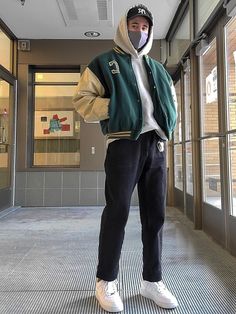 Varsity Men Outfit, Winter Clothes For Men Cold Weather, Trendy Boy Outfits, Mens Trendy Outfits, Street Style Outfits Men, Mens Outfit Inspiration, Mens Fashion Streetwear