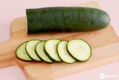 Fast Acne Remedies, Dry Skin Care Products, Cucumber On Eyes, Dark Circle Remedies, Cream For Dark Circles, Cucumber Slices, Tips For Acne, Diy Acne, Eye Cream For Dark Circles