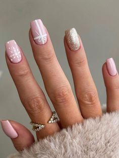 short, light pink nails with a Christmas gift and gold accent Short Christmas Nails, Christmas Nail Ideas, Festive Nail Designs, Light Nails, Basic Nails, Unique Acrylic Nails, Pink Acrylic Nails, Girls Nails