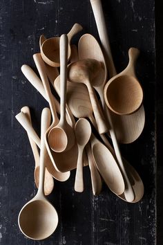 many wooden spoons are stacked on top of each other in order to be used