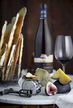 Foto/Arte Cheese And Crackers, Wine And Cheese Party, Wine Tasting Party, Cheese Party, Cheese Tasting, Tasting Party, Types Of Cheese, A Glass Of Wine, Wine Cheese