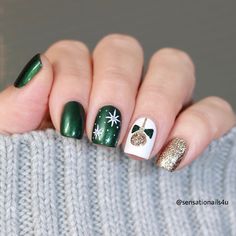 Green Plaid Nails Christmas, Dip Nails Christmas Ideas, Christmas Nails Fun, Christmas Green Nail Designs, Simple Christmas Nails Green, Christmas Ornament Nails, Dark Green Christmas Nails, Green Holiday Nails, Green Christmas Nail Designs