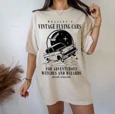 Vintage Flying Cars Tee, Universal Shirt, Weasley Shirt Universal Studios Outfit, Magical Gifts, Flying Cars, Universal Shirts, Halloween Tee Shirts, Cars Tees, Harry Potter Shirts, Book Shirt, Harry Potter Outfits