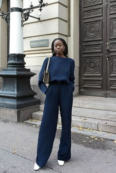 Sylvie Mus monochromatic outfit Blue Pants Outfit, Palazzo Pants Outfit, Smart Casual Dress Code, Oversized Sweater Outfit, Dress Code Casual, Chique Outfit, Smart Casual Dress, Corporate Attire, Smart Casual Style