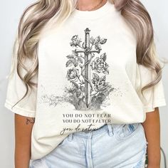 Get ready to be OBSESSED with your new ACOTAR Shirt. It's the cutest and most trendy way to emit all those important book worm vibes! This is the perfect bookish shirt! Great as a gift! * Q U I C K * F A C T S * ✺ 100% preshrunk cotton ✺ Wash and dry normally (on cool for best results) * S I Z I N G * ✺ Sizing is unisex so runs like men's, though not overly large ✺ Most women find their typical size works best, since they are meant to fit a touch loose ✺ Size guide and fit: * S H I P P I N G * T San Jose, Acotar T Shirt, Acotar Shirt Ideas, Bookish Clothes, Acotar Merch, Acotar Shirt, Adorable Gifts, Gothic Aesthetic, Book Shirts