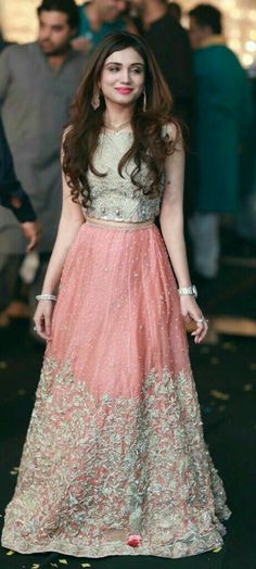 Pretty silver top and pink lehenga Tena Durrani, Trendy Wedding Dresses, Indian Woman, Pakistani Dress, Pakistani Wedding Dresses, Ethnic Outfits, Lehenga Designs, Anarkali Dress