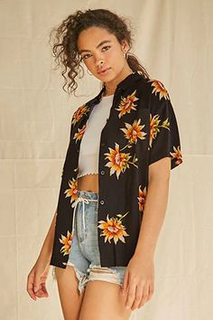 Sunflower Shirt Outfit, Sunflower Stuff, Floral Shirt Outfit, Lesbian Outfits, Hawaii Outfits, Sunflower Shirt, Gay Fashion, Feminine Fashion