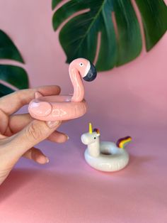 Mini pool floats! Adorable ceramic pieces to adorn your desktop or a tropical Christmas tree Flamingo Float, Clay Magnets, Mini Pool, Diy Air Dry Clay, Creation Art, Air Dry Clay Projects, Clay Figurine