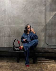 Spring Jeans Outfit, Spring Jeans, All Jeans, Red Pumps, Fall Denim, Mode Inspo, Black Shoulder Bag