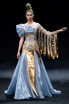 Guo Pei Spring 2019 Couture Collection - Vogue Guo Pei, 2019 Couture, Spring Couture, Fantasy Fashion, Look Plus, Mode Inspiration, Couture Collection, Couture Dresses, Costume Design