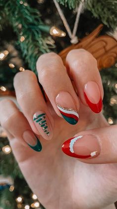 Unghie natalizie decorate Christmas Tree Nails, Red Christmas Nails, Tree Nails, Christmas Nails Easy, Colorful Nails, Cute Gel Nails